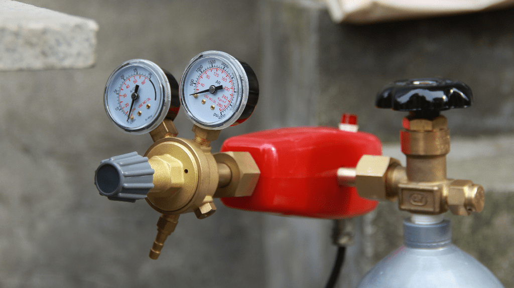 CO2 regulator with heater